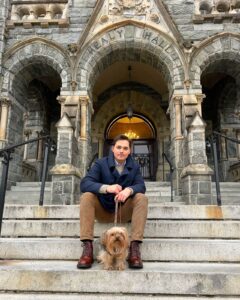 Fernando e Brownie em Frente a historica entrada da Georgetown University, onde irá cursar seu segundo mestrado em Politicas Internacionais