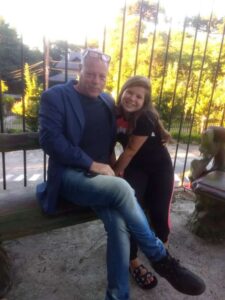 NINA COM O PAPAI EM GRAMADO