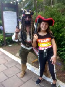 Nina com o capitão GANCHO