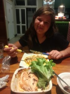 NINA JANTANDO PEIXE EM GRAMADO