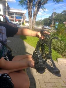 NINA COMPRANDO COLEÇÕES DE SANDALIAS EM GRAMADO